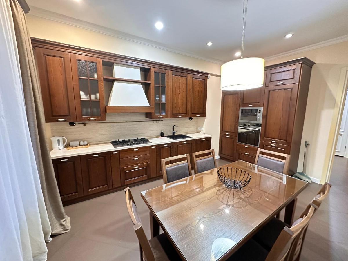 Apartment In Downtown "Rustaveli Residence" Tbilisi Esterno foto